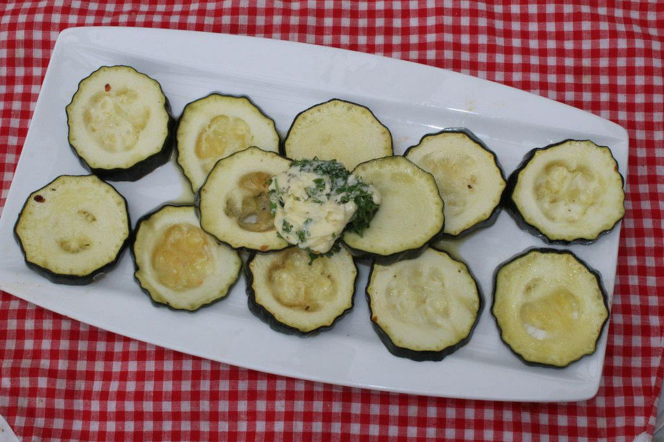 Zucchinischeiben mit grüner Pfeffersauce