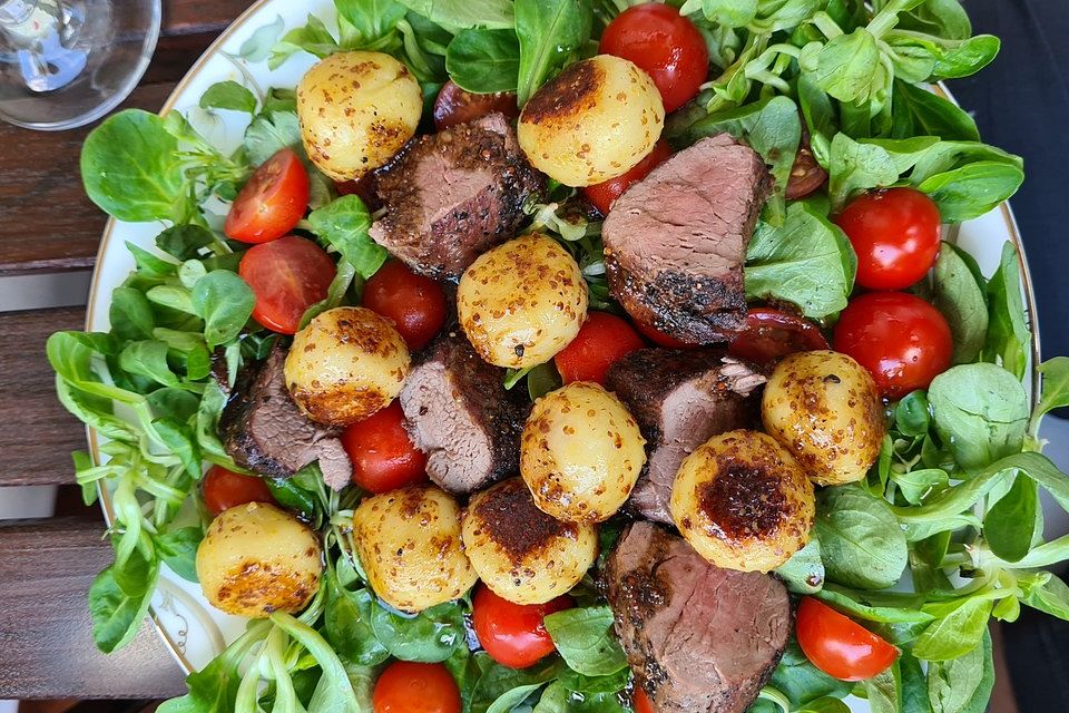 Miniknödel mit Feldsalat und Filet