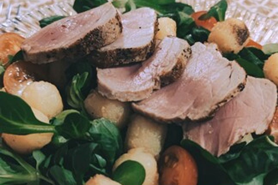 Miniknödel mit Feldsalat und Filet