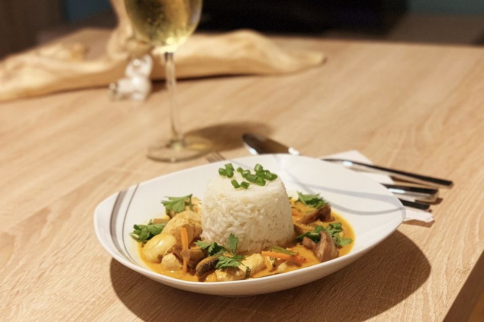 Thai Curry mit Hähnchenbrust, Karotten und Champignons