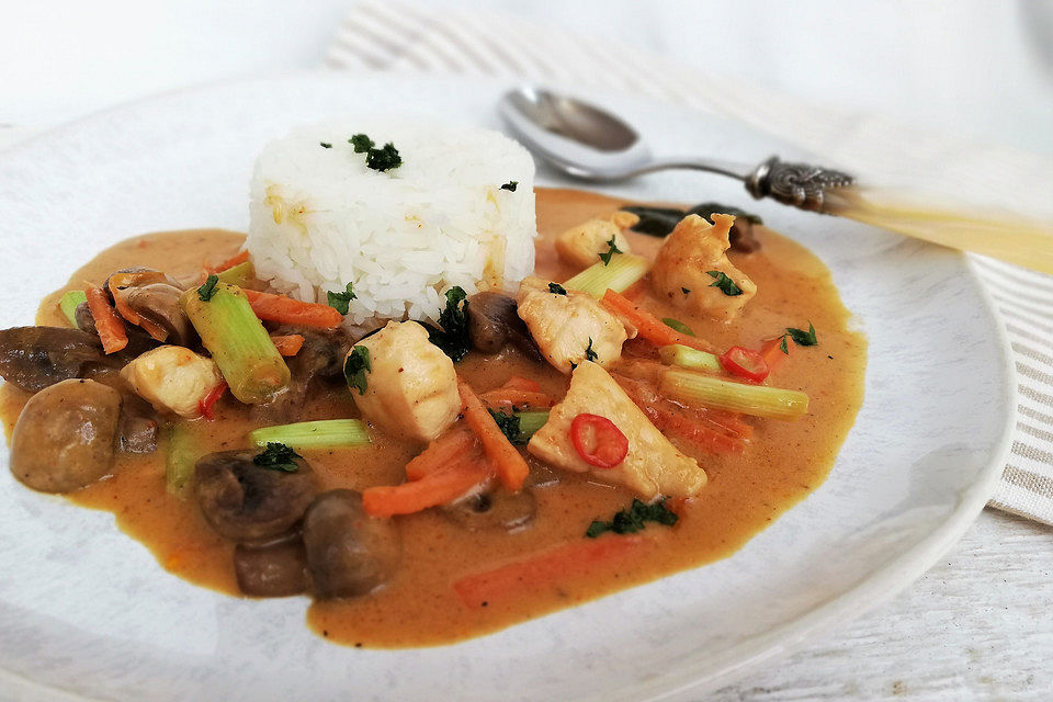 Thai Curry mit Hähnchenbrust, Karotten und Champignons