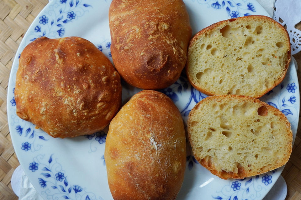 Vier kleine Ciabatta für Bruschetta