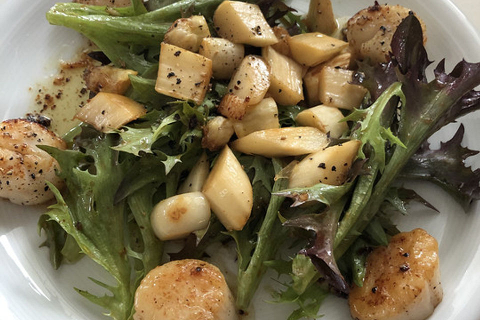 Cappesante  - Jakobsmuscheln aus der Pfanne auf weißem Spargelsalat mit Pinienkernen