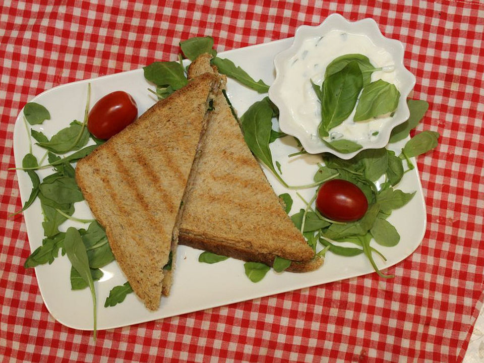 Schinken-Käse-Toast mit Rucola und Schnittlauchdip von Viki84 | Chefkoch