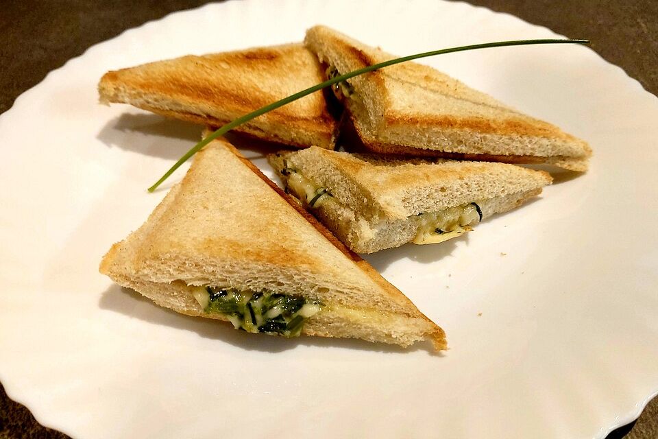 Schinken-Käse-Toast mit Rucola und Schnittlauchdip