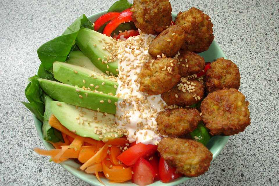 Falafel-Bowl mit Tahin-Joghurt