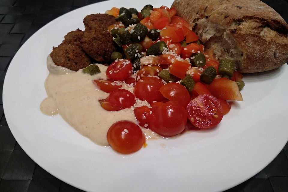 Falafel-Bowl mit Tahin-Joghurt