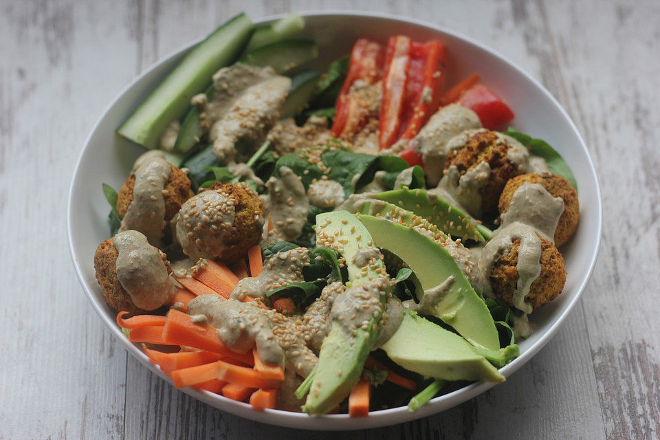 Falafel-Bowl mit Tahin-Joghurt