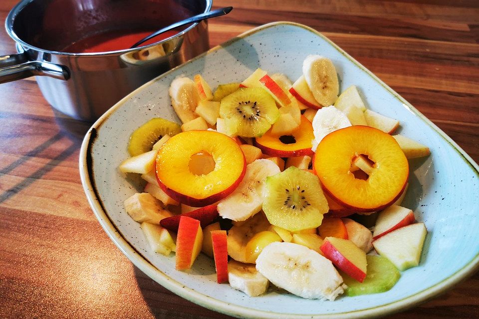 Obstsalat mit Himbeer-Minz-Soße