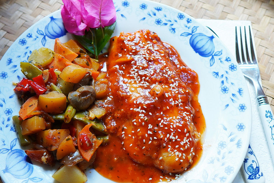 Doradenfilet in würziger Tomatensauce mit Cap Cay