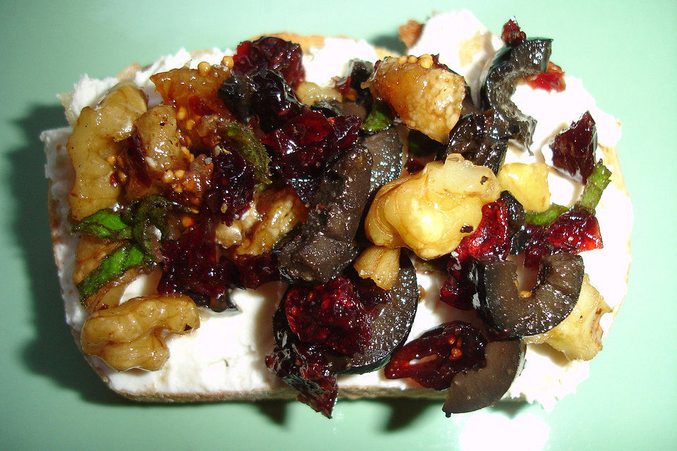 Crostini mit Cranberries, Feigen, Walnüssen und Oliven