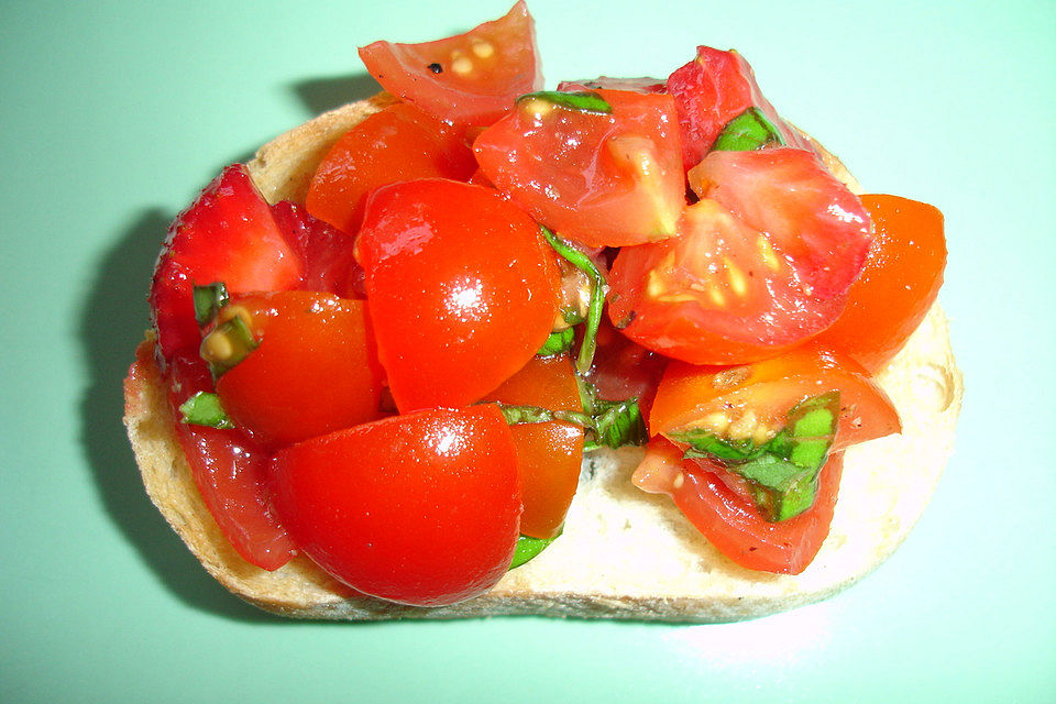 Bruschetta mit Tomaten und Erdbeeren