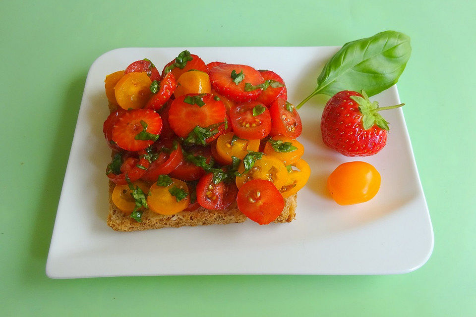 Bruschetta mit Tomaten und Erdbeeren