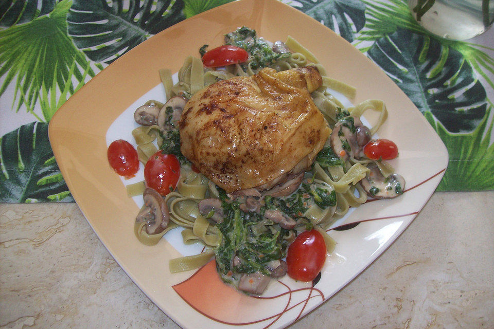 Gegrilltes Maishähnchen mit Tagliatelle verde und Pilzsauce