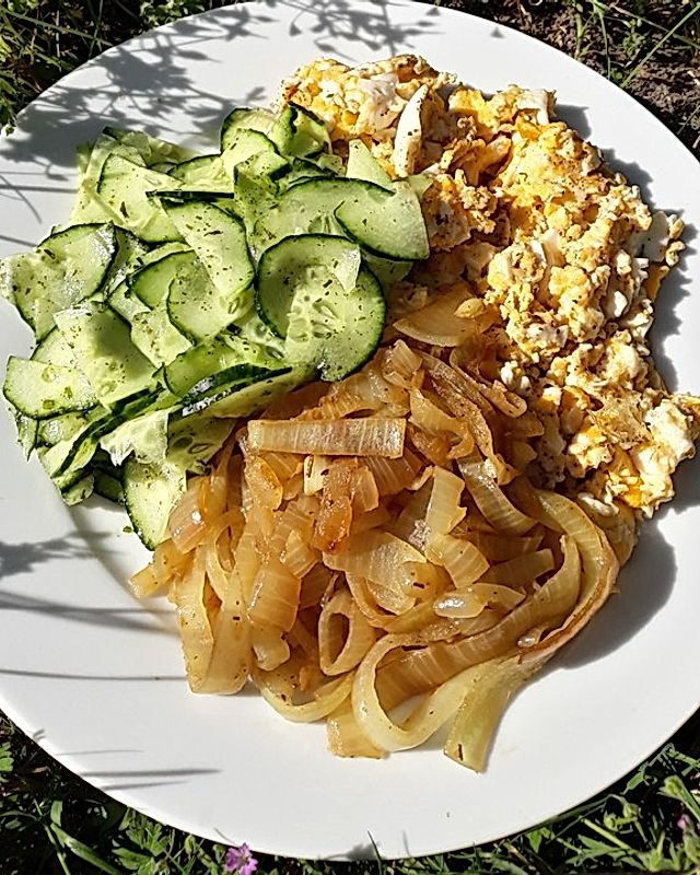 Leichtes Sommeressen - Gurkensalat mit Zwiebelgemüse und Ei