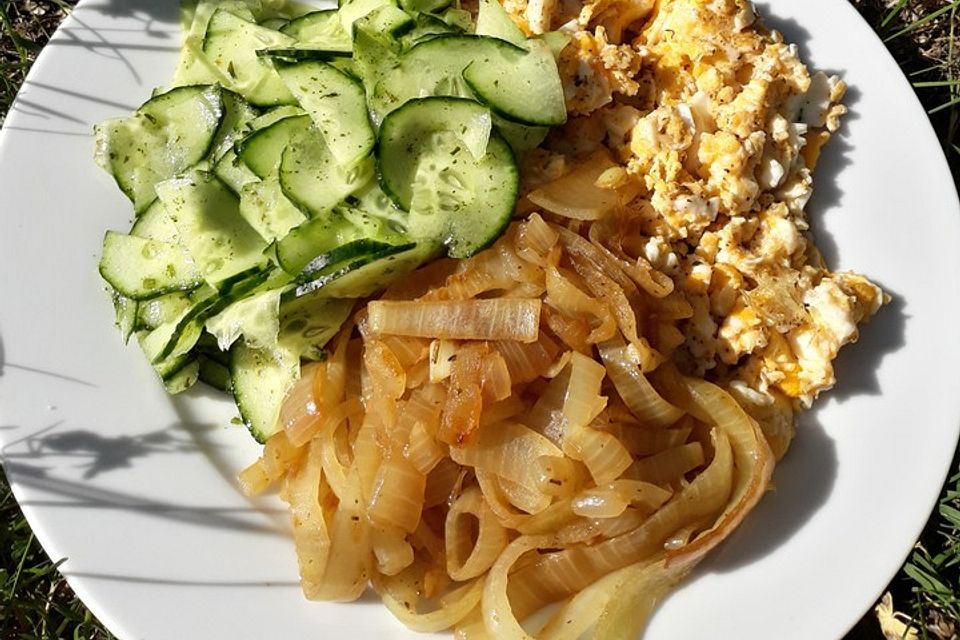 Leichtes Sommeressen - Gurkensalat mit Zwiebelgemüse und Ei