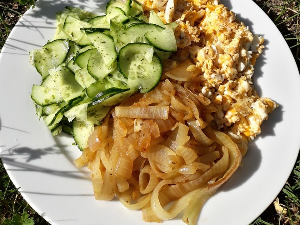 Leichtes Sommeressen - Gurkensalat mit Zwiebelgemüse und Ei von j ...