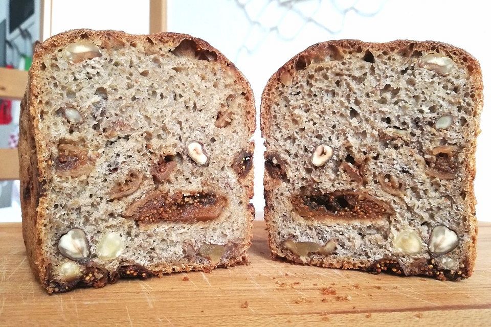 Feigen-Nuss-Brot mit etwas Zimt