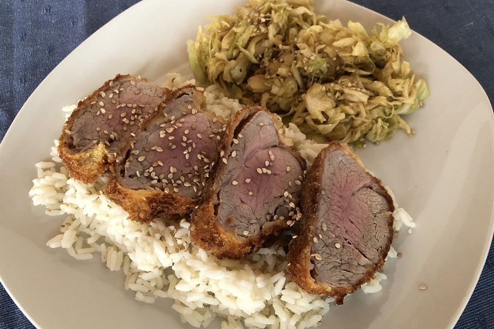 Japanisches Schnitzel mit japanischem Krautsalat