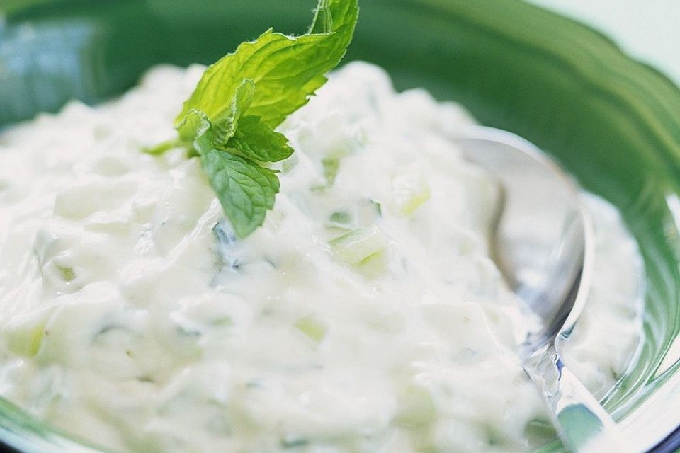 Joghurt mit Gurke, Koriander und Pfefferminze