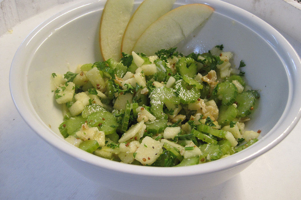 Staudensellerie-Apfel-Salat mit Walnüssen