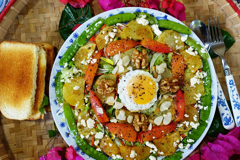 Waldburger gemischter Bauernsalat mit Ei, Feta und Walnüssen