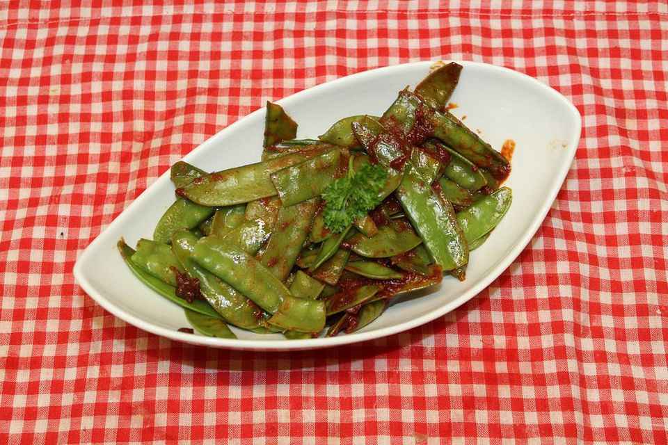 Zuckerschoten mit roter Currypaste, Limette und Minze