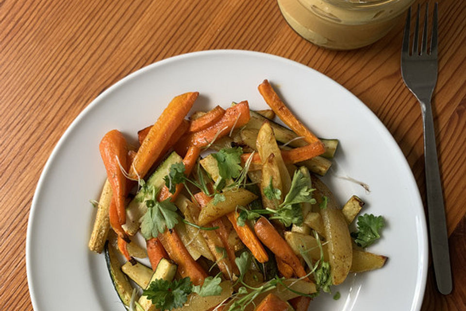 Orientalisches Ofengemüse mit pikantem Hummus