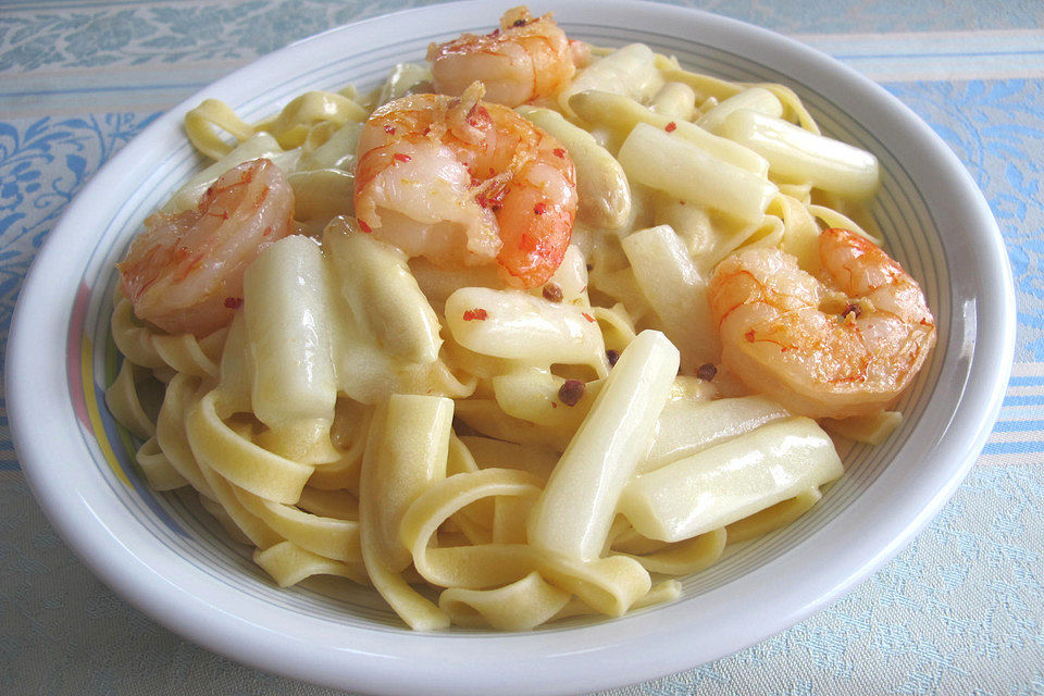 Tagliatelle mit Spargel und Garnelen