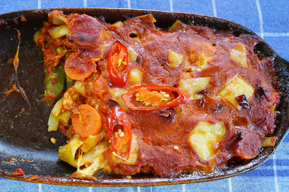 Italienischer Nudelauflauf mit Gemüse und Tomatensauce