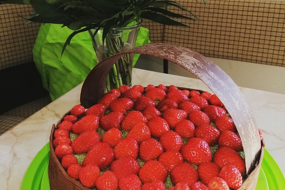 Erdbeertorte mit Schokoladen-Minzebiskuit