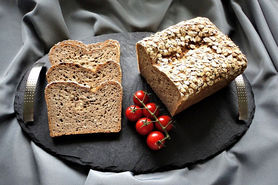 Weizen-Dinkel-Sonnenblumenbrot