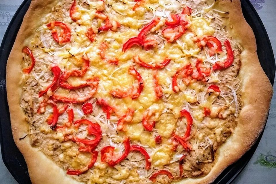 Weiße Pizza mit Thunfisch, Zwiebeln und Paprika Weiße Pizza mit Thunfisch, Zwiebeln und Paprika
