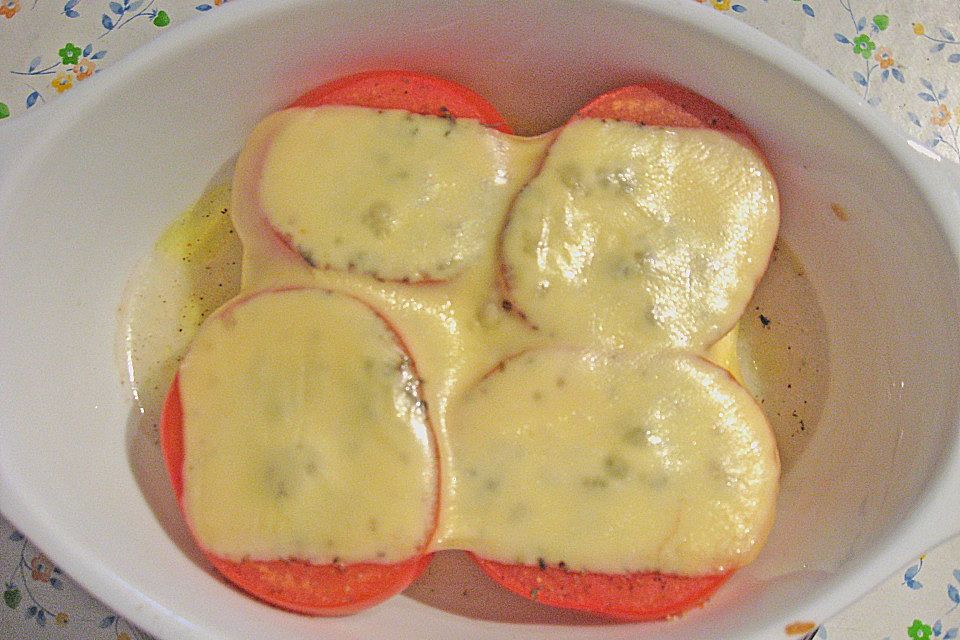 Schafskäse mit Tomaten und Käse überbacken