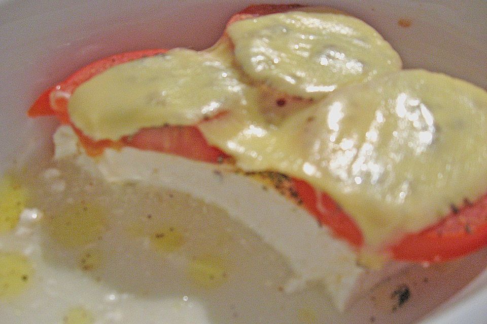 Schafskäse mit Tomaten und Käse überbacken