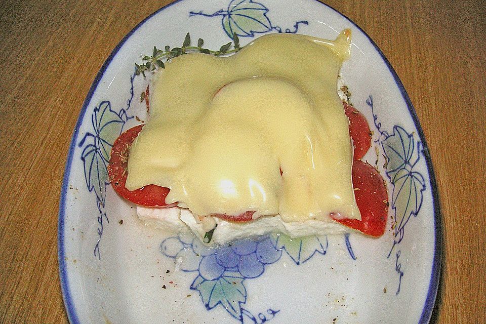 Schafskäse mit Tomaten und Käse überbacken