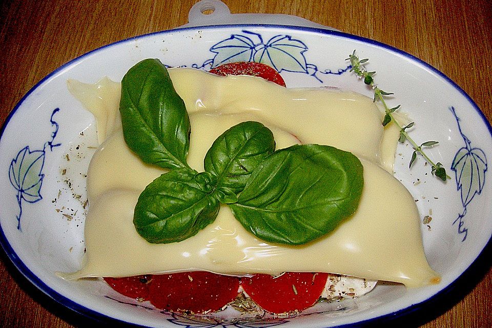 Schafskäse mit Tomaten und Käse überbacken