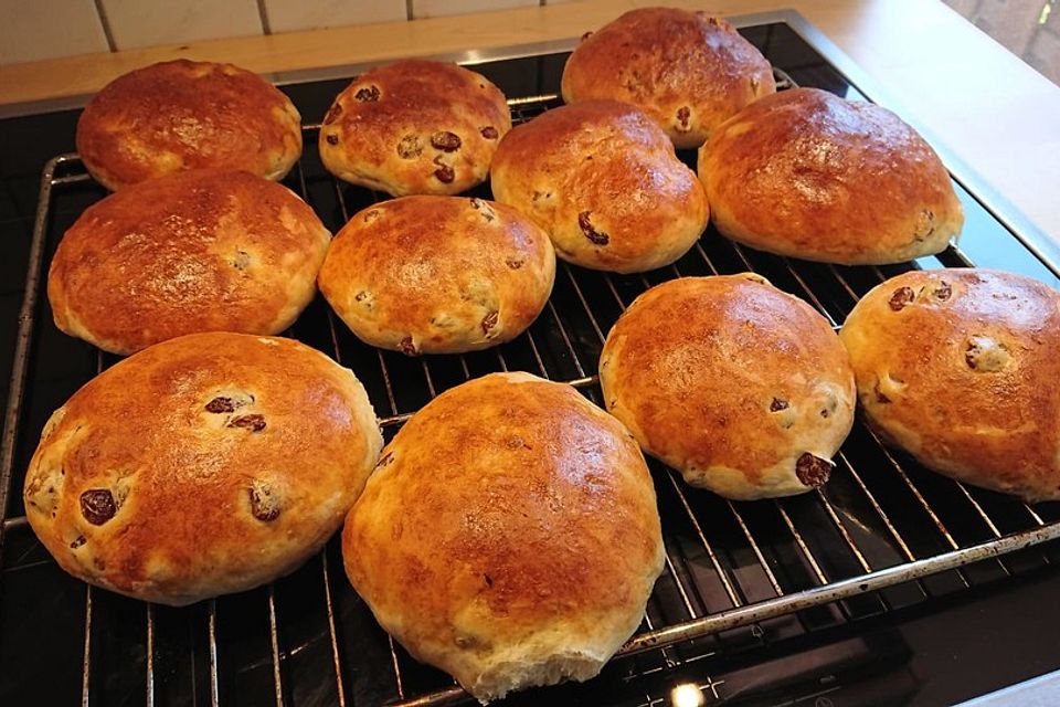 Himmlisch weiche Rosinenbrötchen mit Kardamom