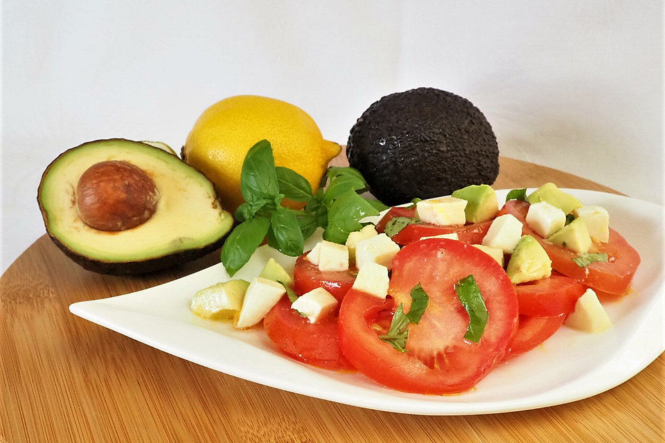 Tomatensalat mit Avocado und Mozzarella