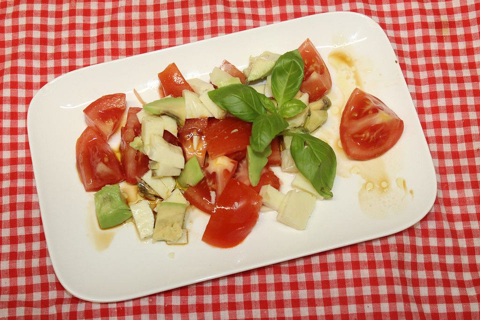 Tomatensalat mit Avocado und Mozzarella