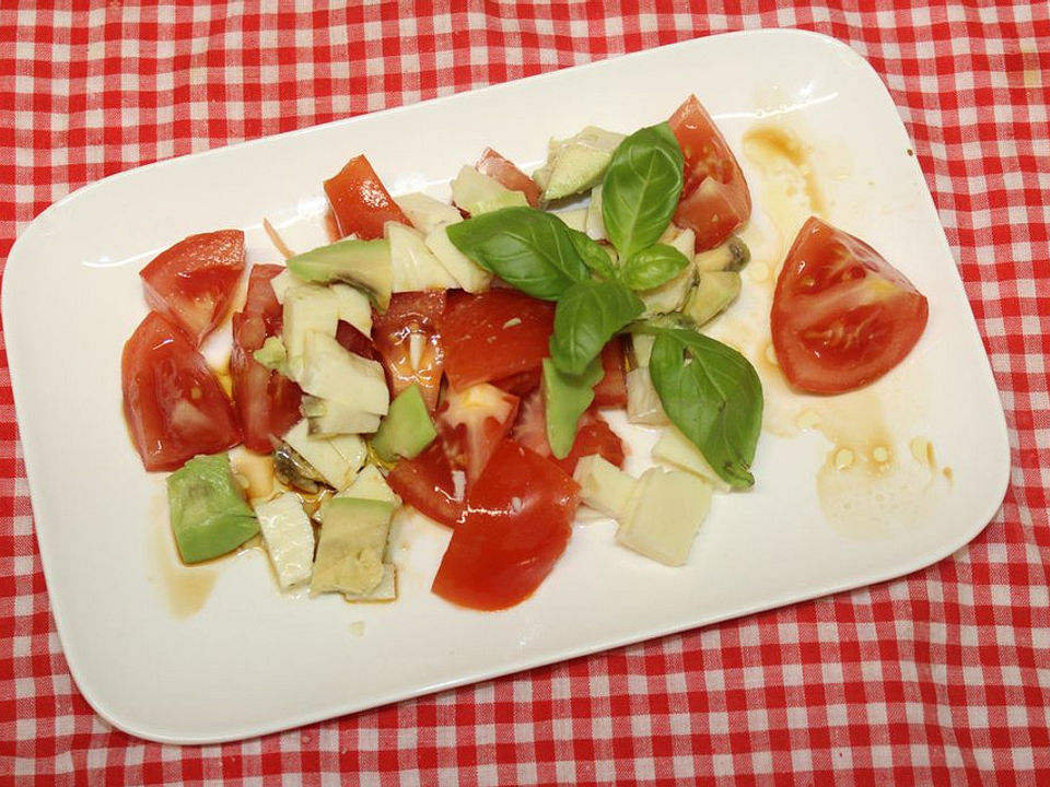 Tomatensalat mit Avocado und Mozzarella von trekneb| Chefkoch