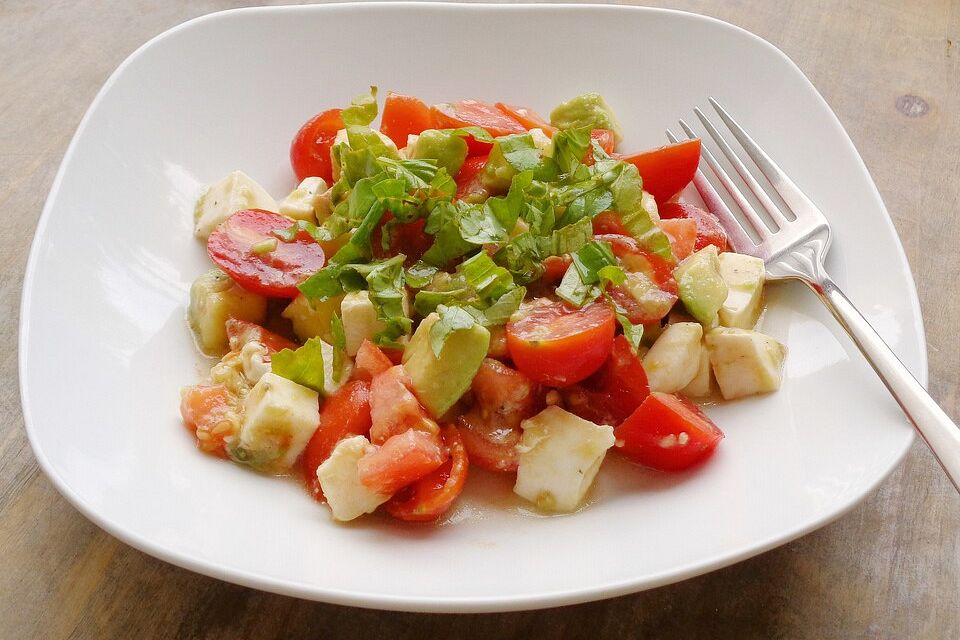 Tomatensalat mit Avocado und Mozzarella