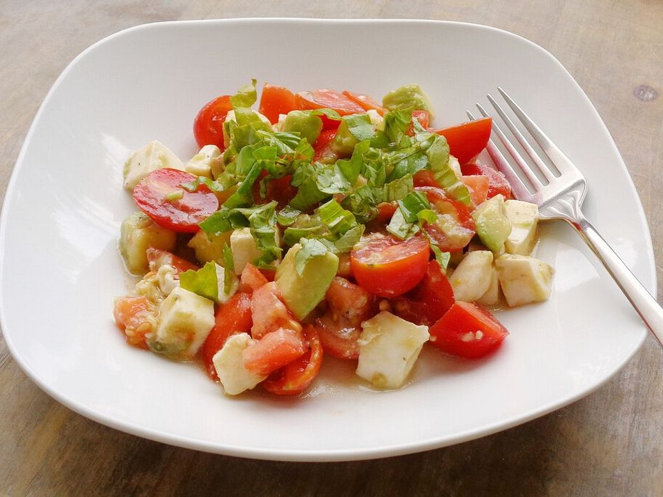 Tomatensalat mit Avocado und Mozzarella von trekneb | Chefkoch