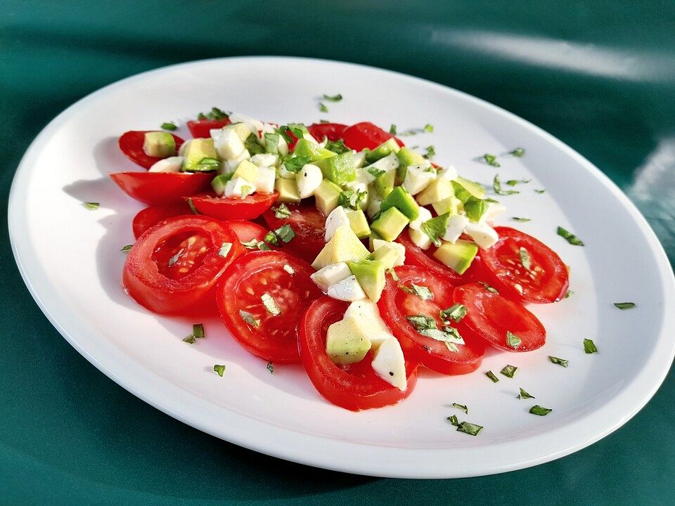 Tomatensalat mit Avocado und Mozzarella von trekneb| Chefkoch