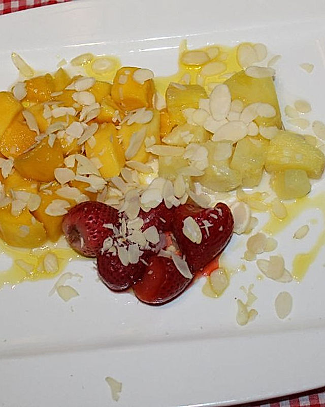 Ananans-Mango-Erdbeer-Salat mit Limetten-Honig-Dressing und Mandelblättchen