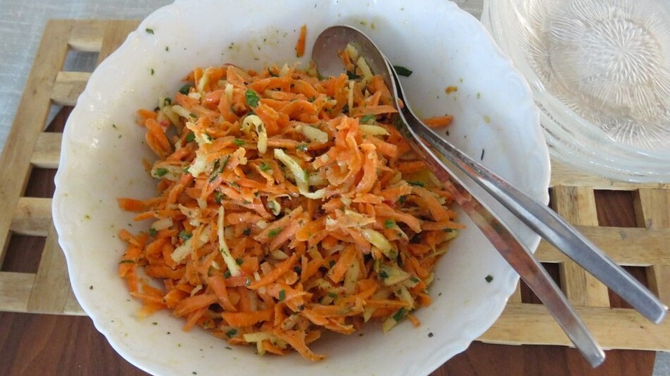 Karotten-Apfel-Salat mit Joghurt-Schnittlauch-Dressing von wuerzburg2019