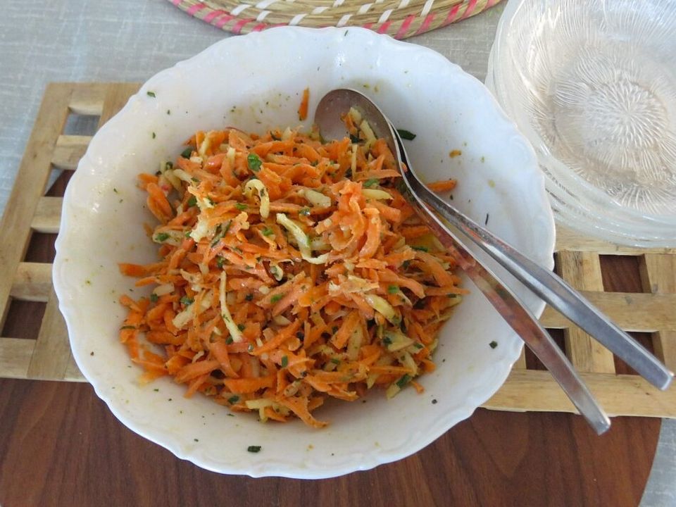 Karotten-Apfel-Salat mit Joghurt-Schnittlauch-Dressing von ...