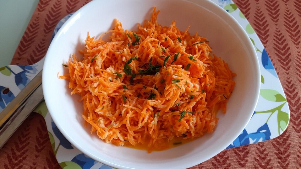 Karotten-Apfel-Salat mit Joghurt-Schnittlauch-Dressing von wuerzburg2019