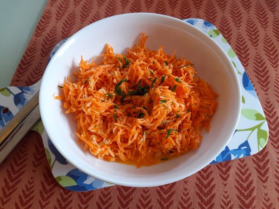Karotten-Apfel-Salat mit Joghurt-Schnittlauch-Dressing von ...