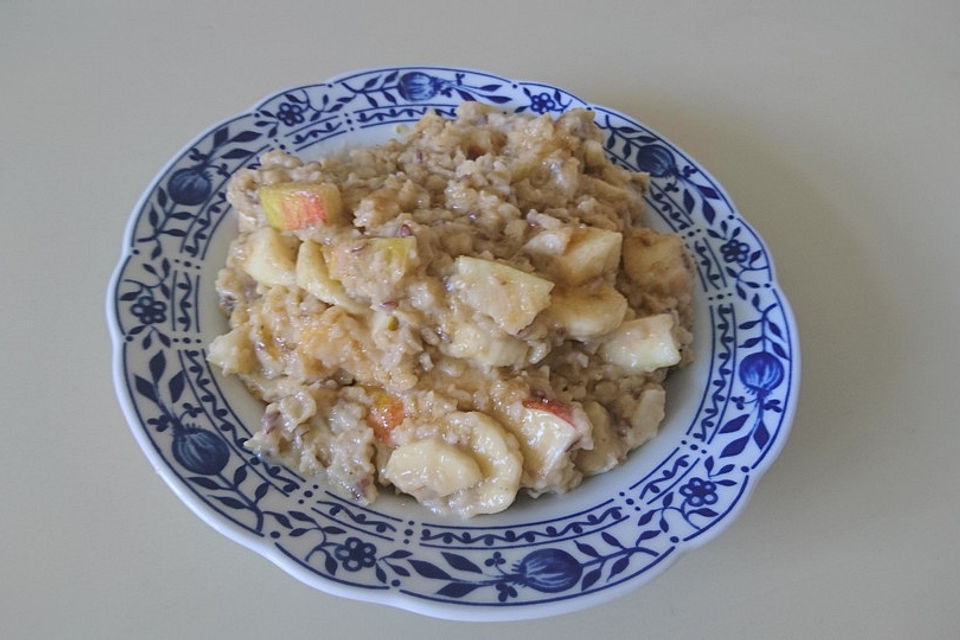 Gesundes Porridge mit Früchten